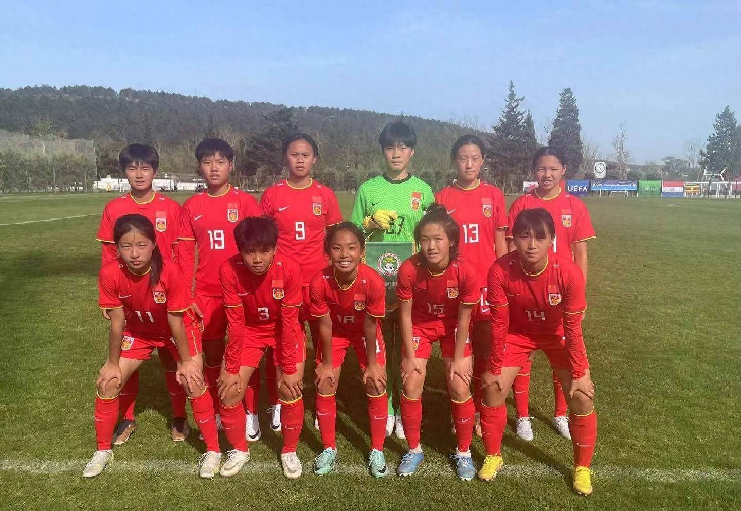 土耳其女足比赛赛场激情四射，观众欢呼的简单介绍