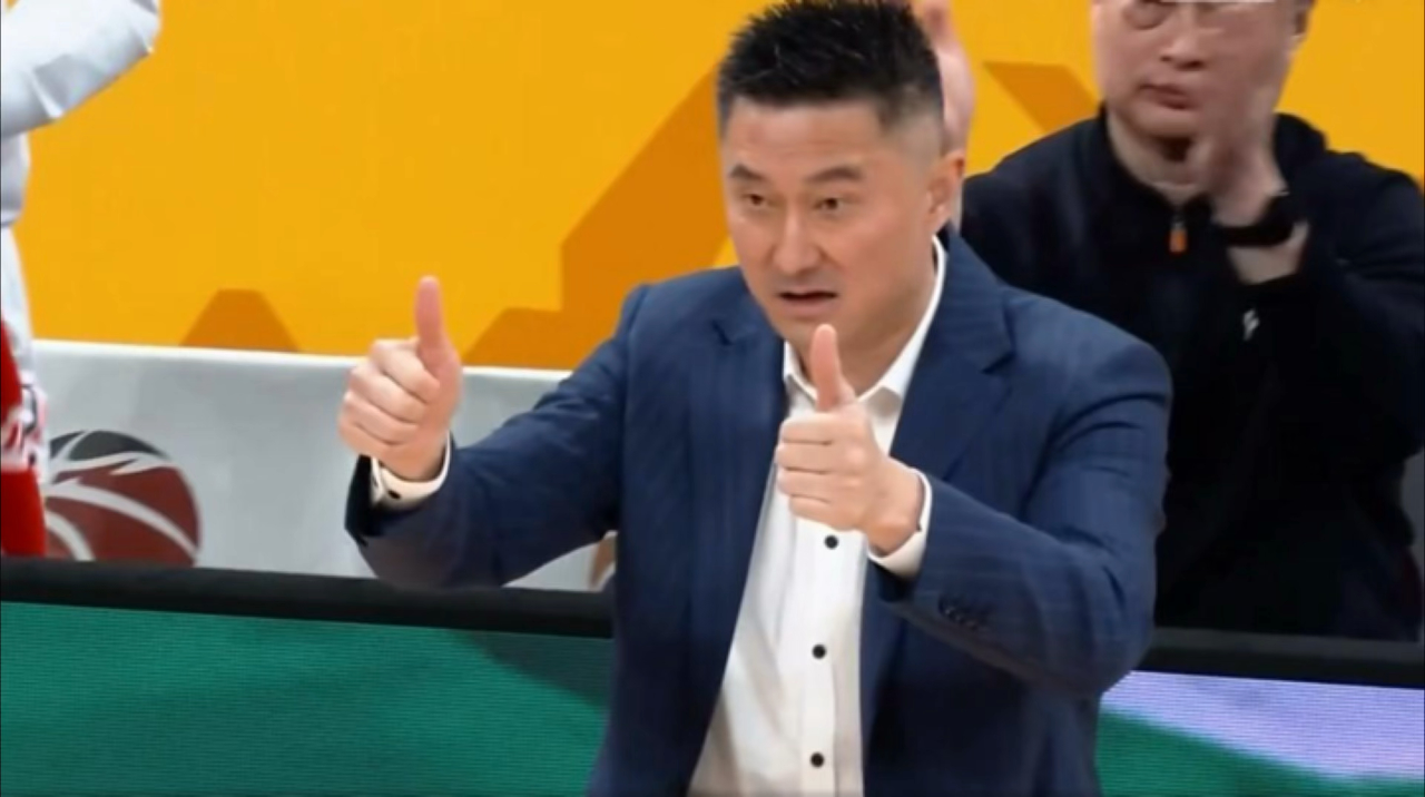 京粤大战激烈进行，全队一致努力做最好的简单介绍